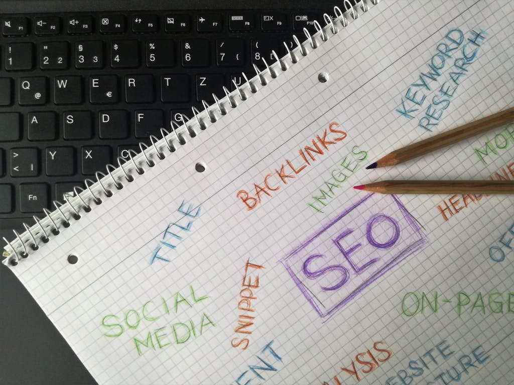 Des notes sur une feuilles de papier pour expliquer le Search Engine Optimization